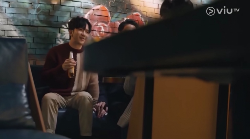 男友同嗰位男士之後更十指緊扣拖住手咁離開