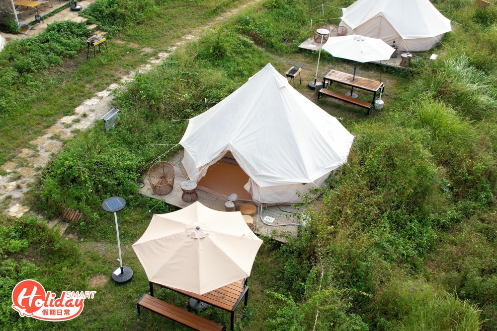 印第安營區分為4米和5米，營區位於營地的上層位置，設有雙人床、桌子和椅子，最多可容納4人，價錢由$1,400起。