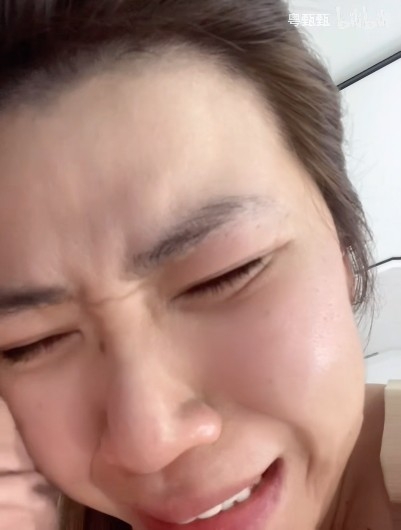 網友就分享佢收到男友所送嘅禮物,忍唔住爆喊流淚,直言:「我太難過了!」