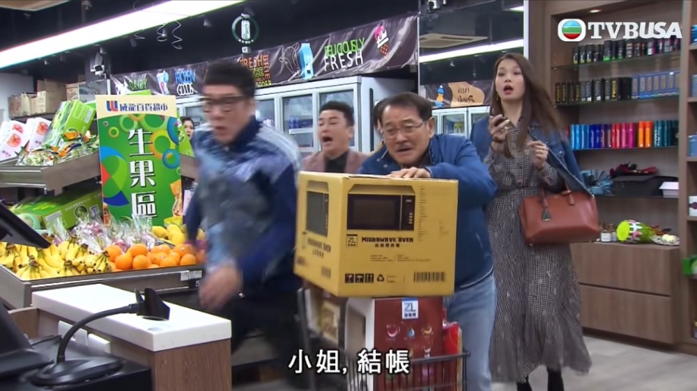 超市好多人排隊,但女友遲遲未返回與男友一同排隊