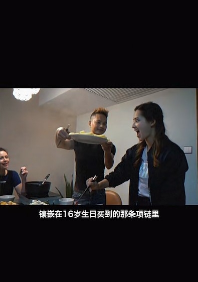 片段尾聲仲有謝嘉怡同家人一齊喺屋企打邊爐嘅溫馨場面～