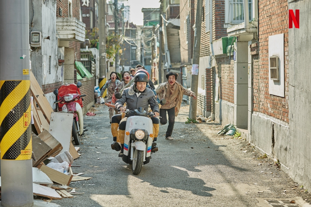 李奎炯飾演調查殭屍病毒事件的刑警「宋在益」。