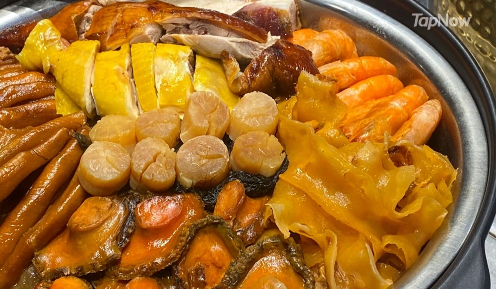 足料食材包括十頭鮑魚、花膠 、瑤柱、玉掌、貴妃雞、海生蝦等