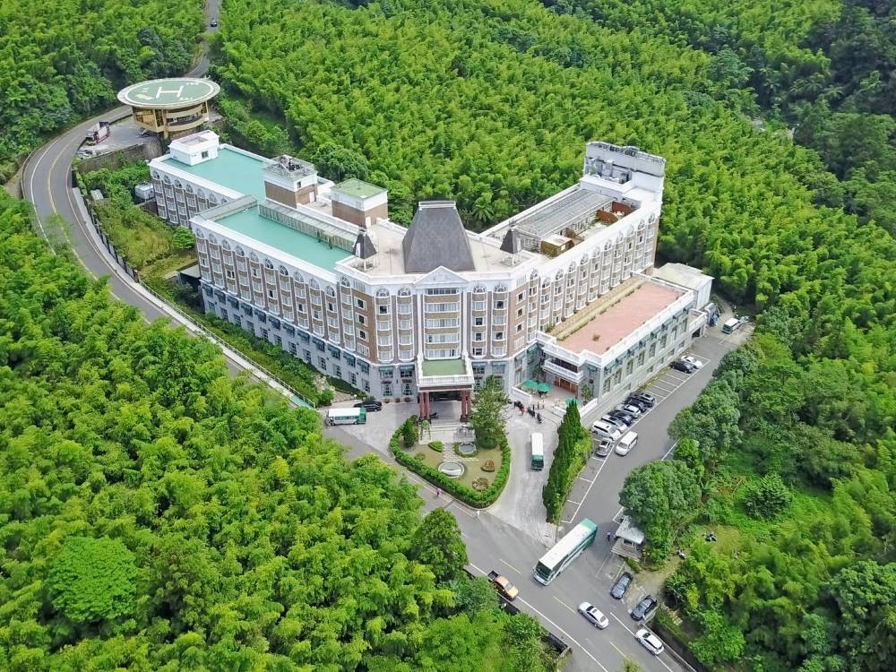 溪頭米堤大飯店被群山圍繞,加上宮廷式嘅設計,非常特別~