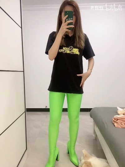 畢竟係男友一番心意,而且價格亦唔平,女子仍試著leggings