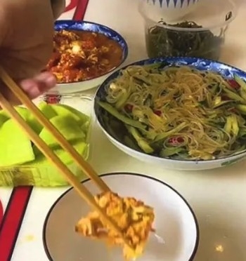 而佢就大讚男方廚藝唔錯,經常都會「餵飽」佢!