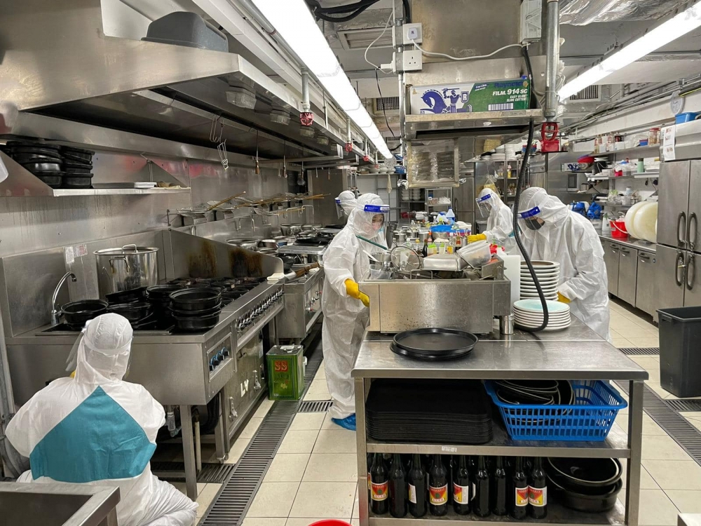 望月樓員工指國泰消極嘅管理態度，放任機組人員違規，有人漠視自己高危身份，令病毒喺市區傳播開