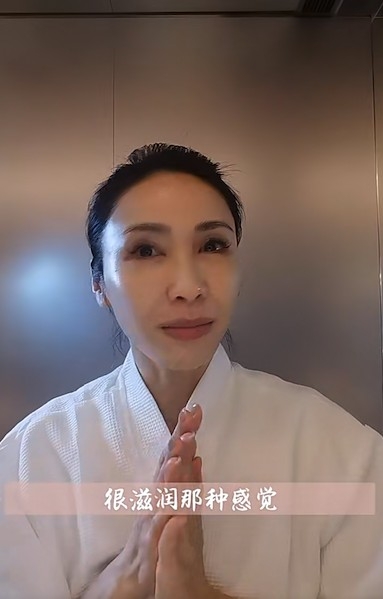 但就有網民認為黎姿嘅假眼睫毛似乎太濃密,同佢似乎唔太合襯!
