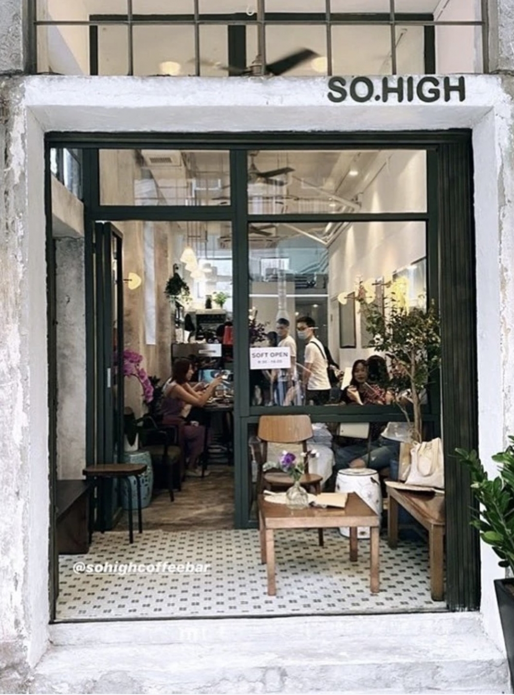 So.High Coffee Bar位於高街與正街的轉角位,大走懷舊復古風。