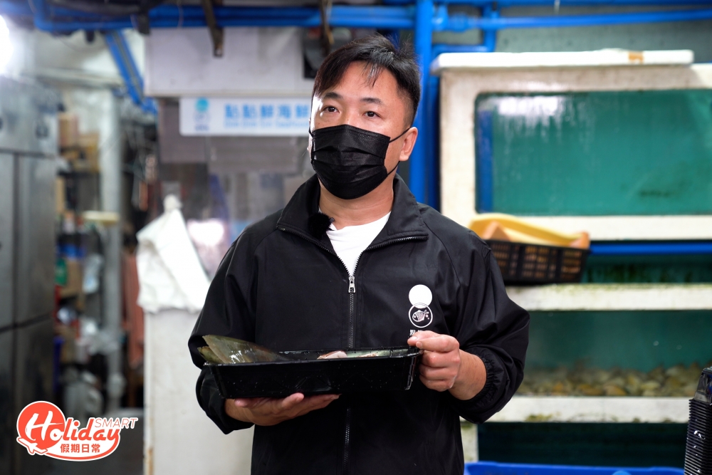 如何挑選海鮮或處理海鮮都是一門學品,如果不想買海鮮時遇到陷阱或被人「呃秤」,今次就找來海鮮達人、「點點鮮海鮮速遞」負責人明哥教大家如何揀新鮮帶子、扇貝!