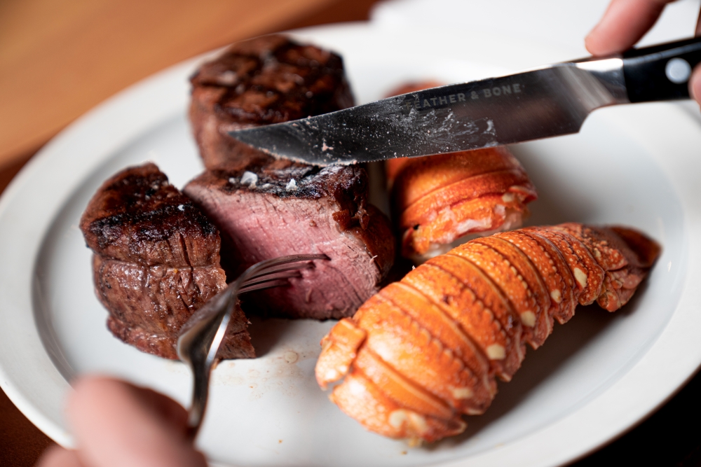 而正計劃情人節的你，則為大家推介二人海陸食材套餐，有澳洲草飼牛柳及龍蝦尾。
