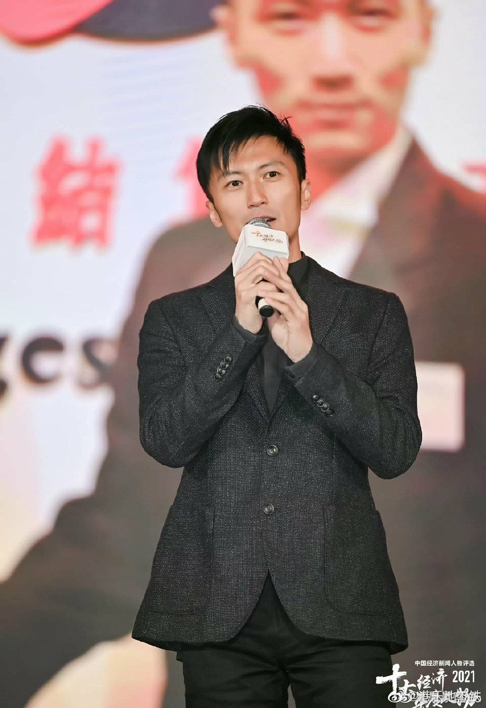 謝霆鋒參加「2021十大經濟年度人物」盛典時,發表國貨崛起言論,獲內地網民力讚!