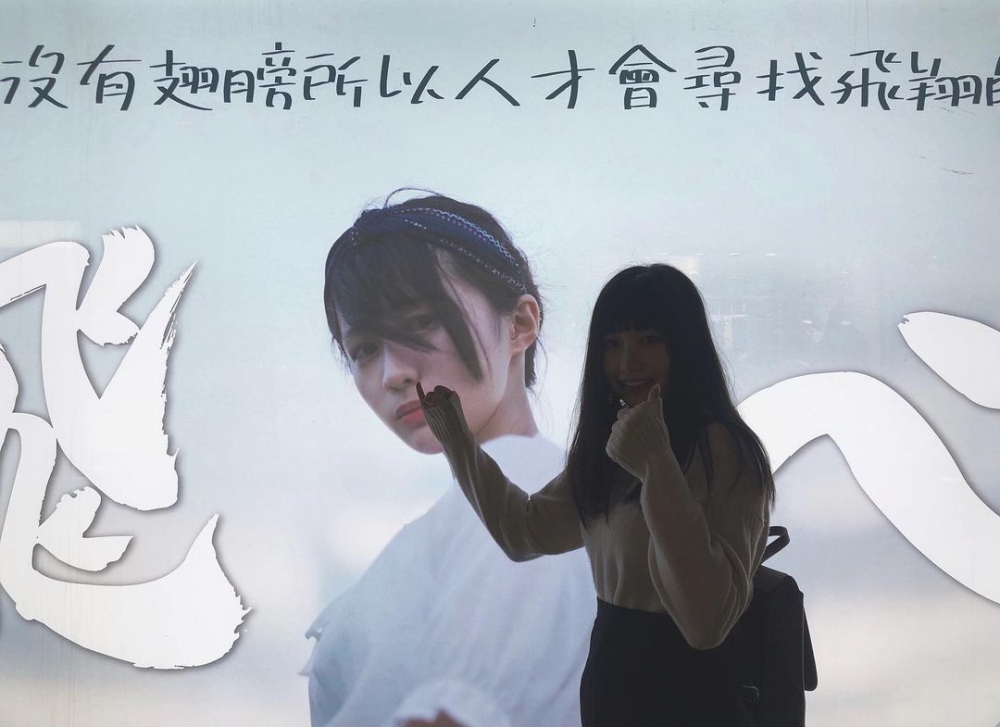 Sica嘅fans為佢大搞應援活動,包括有巴士燈箱廣告、應援巴士,聲勢浩大!