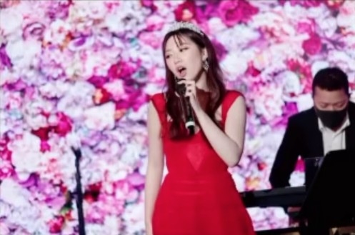 Jasmine在生日派對中大show歌喉