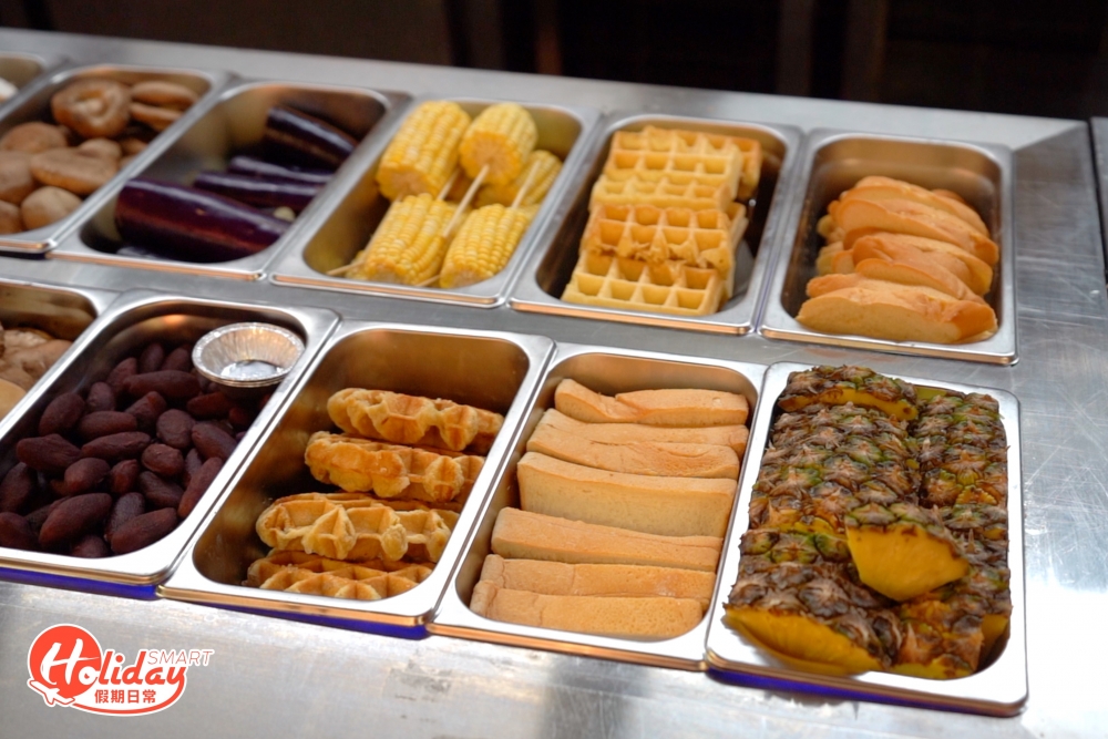 還有各種丸類和蔬菜類可以選擇，有金菇、蒜蓉包、茄子和燒烤必食的菠蘿，食物種類相當豐富。