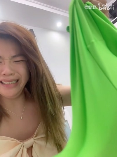 點知打開份禮物有驚但無喜!原來男友送嘅係一條連高踭鞋嘅leggings