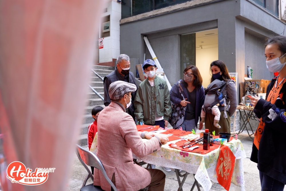 旅遊業興旺的那些年,他的揮春檔很受歡迎。