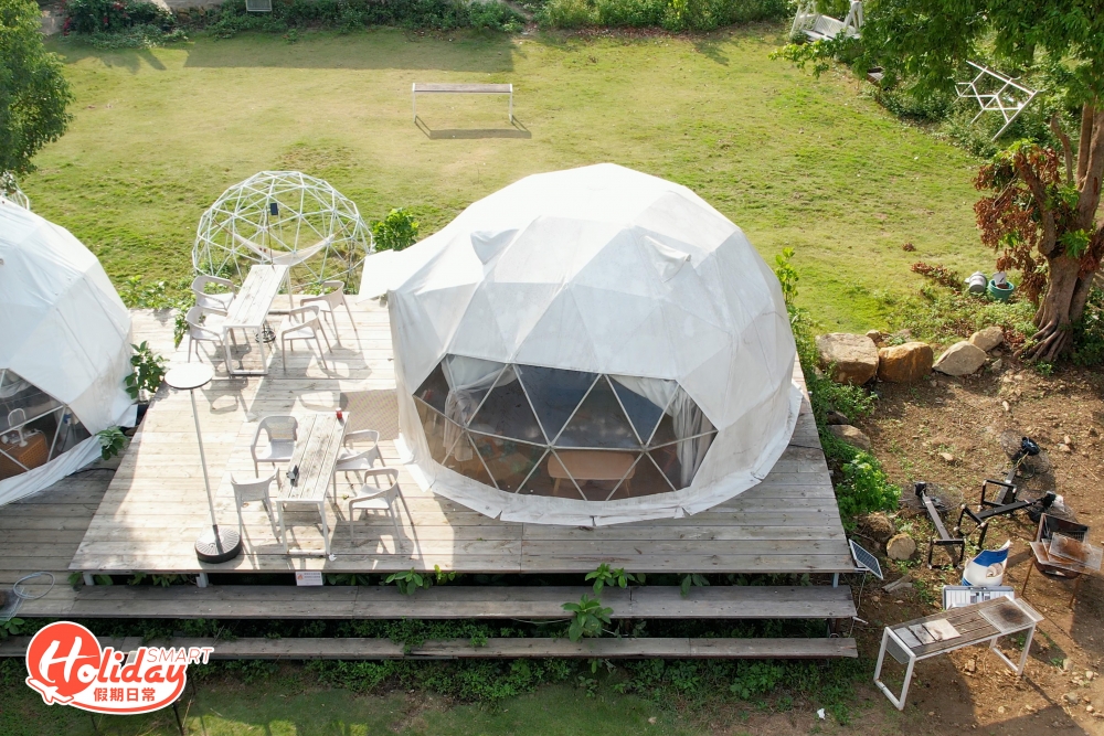 如果是露營新手或想兩手揈揈去露營，新推出既簡約風星空營就較適合，星空營分別設有4米、5米和6米營帳，滿足大家不同需要，配備雙人床或單人床、坐墊、茶几和盆栽等。