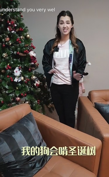 謝嘉怡解釋要將聖誕樹擺喺沙發後面嘅原因。