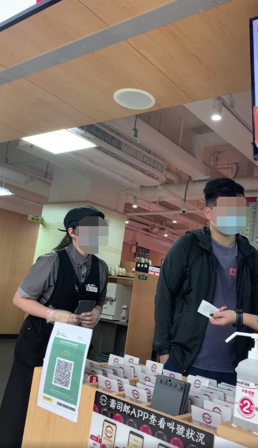 女士大聲指:「依家點先?快啲解決個問題佢!我哋係咪會快過walkin先,我哋一早攞咗飛!我咪只不過係過咗鐘咋嘛!」