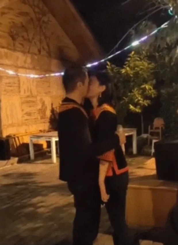 兩人有親熱舉動