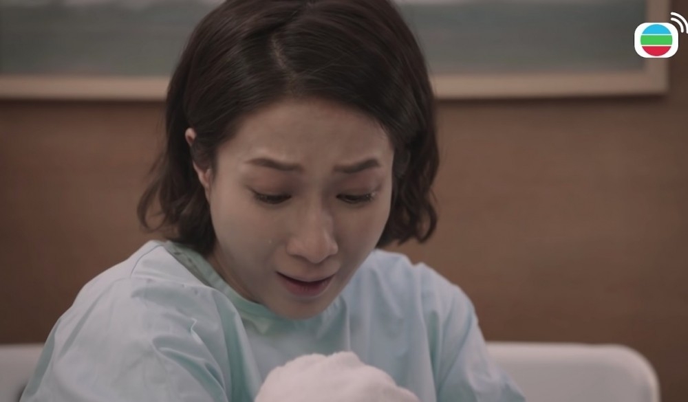 鍾嘉欣喺《星空下的仁醫》有多場喊戲,演技大爆發屢獲好評,網友力撐佢攞視后。