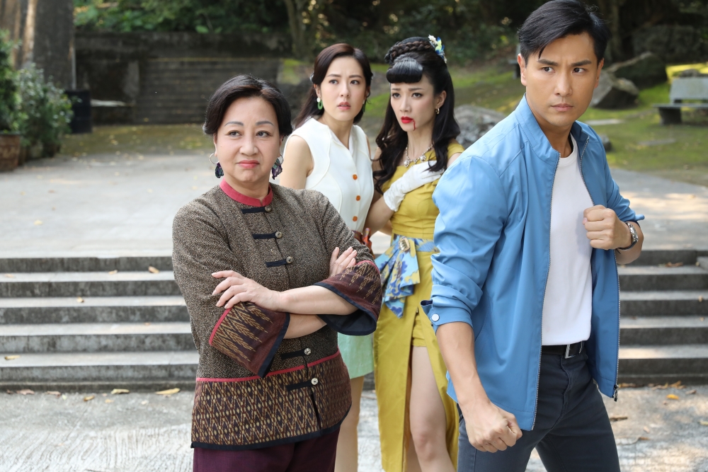 《鐵拳英雄》由《城寨英雄》班底主演,女主角則從胡定欣改為唐詩詠。