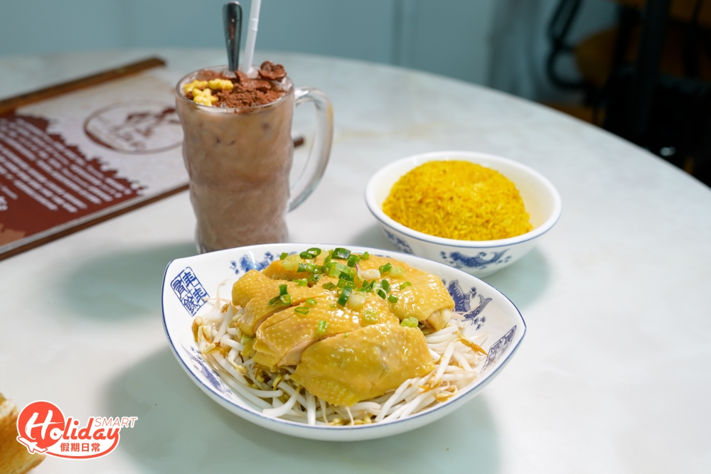 每日限量供應的芽菜雞配黃薑飯,以雞湯浸熟雞隻,使雞肉保持嫰滑多汁,配上大量芽菜及黑豉油。