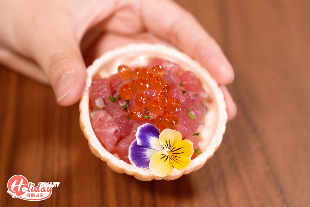 吞拿魚他他配三文魚籽味道清新，與脆餅同吃，口感滿分！