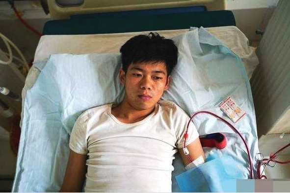 小王後來發現傷口位置發炎,送院後先發現僅餘嘅腎臟都已經嚴重受損!