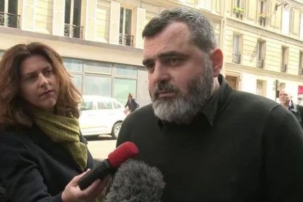 Frederic Desnard請半年病假後被公司解僱