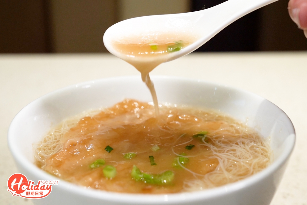 湯底用大約八至十隻雞以及鯊魚骨熬煮超過三小時而成,湯頭鮮甜濃厚。