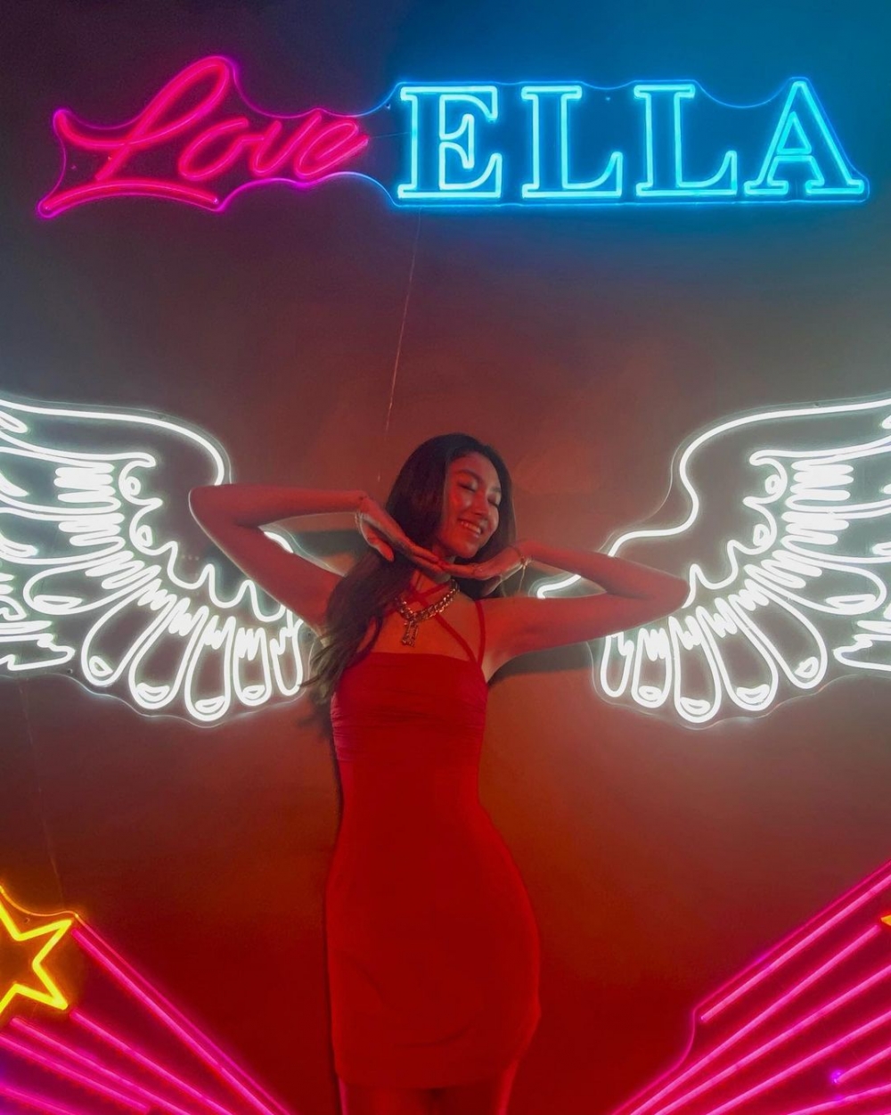 穿吊帶裙嘅Ella大騷身體曲線