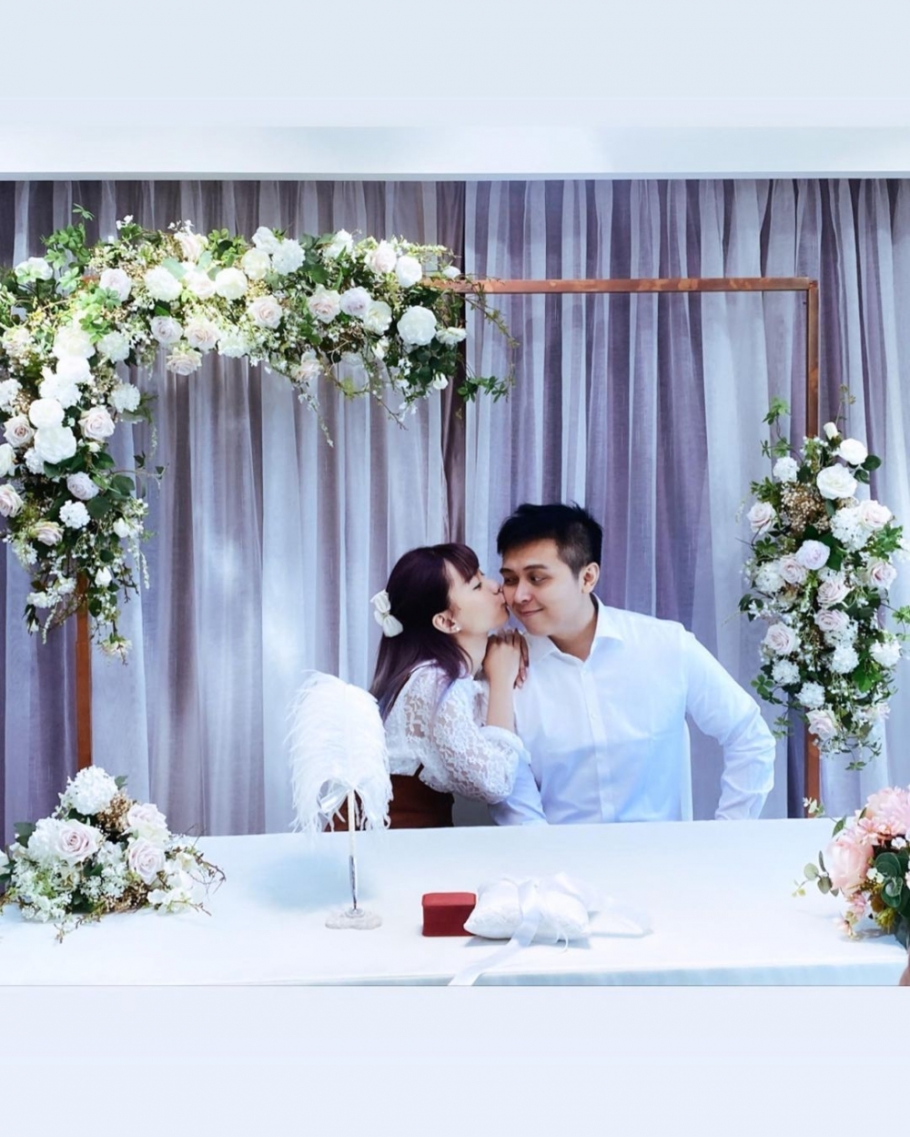 Ash前夫龍龍再開live表示簽咗保密協議,Ash更出錢買機票要佢離開香港盡快飛返台灣,一連串風波令Ash「天使」形象大受打擊。