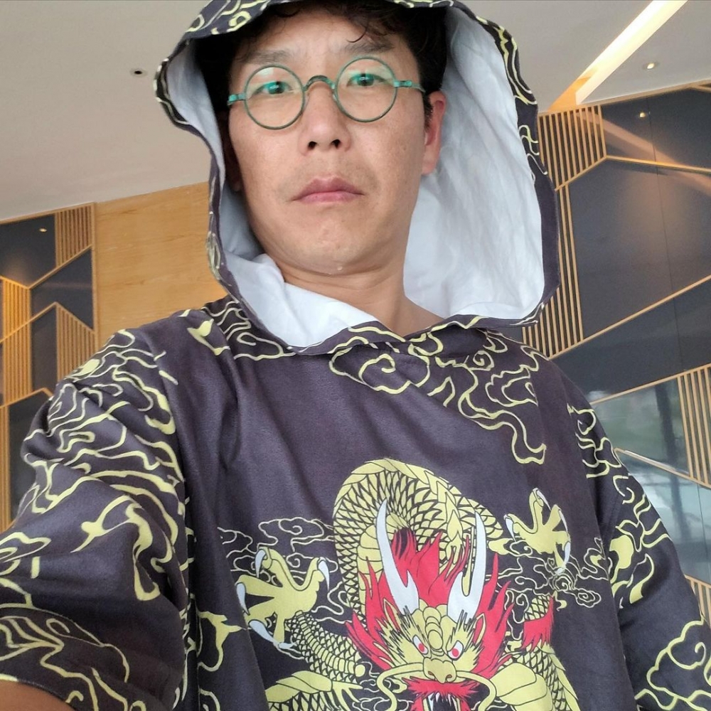 佢正預備考取主持人證照!