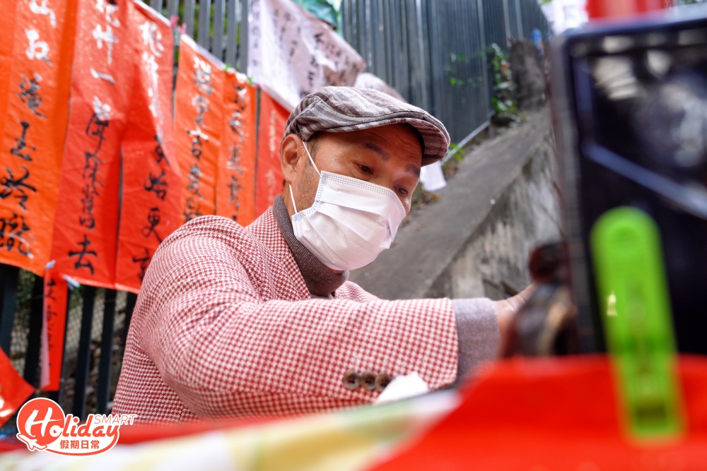 今年樓梯街有四數檔揮春檔口,陳先生是最早開檔的。