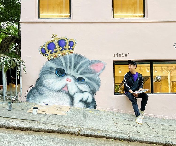 今次最新搞作聯同本地藝術家LeonLollipop炮製8呎高Gloomie托腮貓打卡牆。