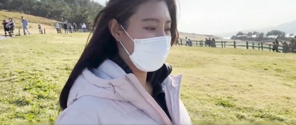 姜素妍在分享在济州岛旅游的Vlog,其中一幕背后疑似出现一位神似吳振澤的男人。