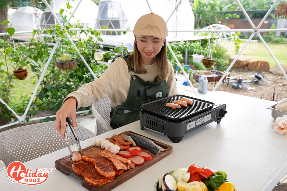 營地亦可提供餐飲服務，早上可以預約田園風ALL DAY BREAKFAST，晚餐亦可訂購燒烤套餐，其中$488 風味碳爐燒烤食物2人份套餐已包括兩人份量食物及小型2人用炭爐等，有興趣記得提早預訂！
