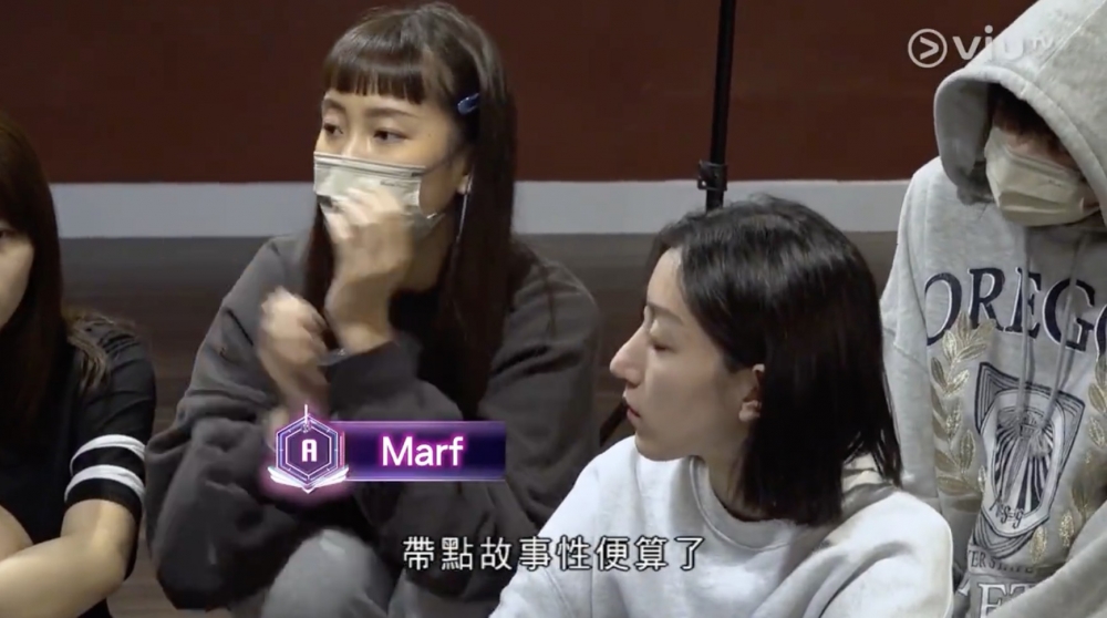 雖然睇得出Marf有畫眉同眼線,但眼妝淡好多,睇落即時更貼近佢真實年齡~