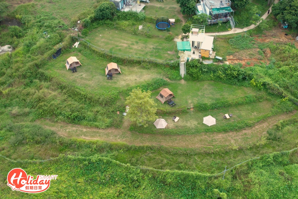 位於元朗八鄉的「牧緣田里」擁有香港少見的梯田露營區，營地空間相當大，分為3大露營區，營區群山環繞，一望無際的稻田盡收眼底，在香港都有置身於外國露營的感覺。