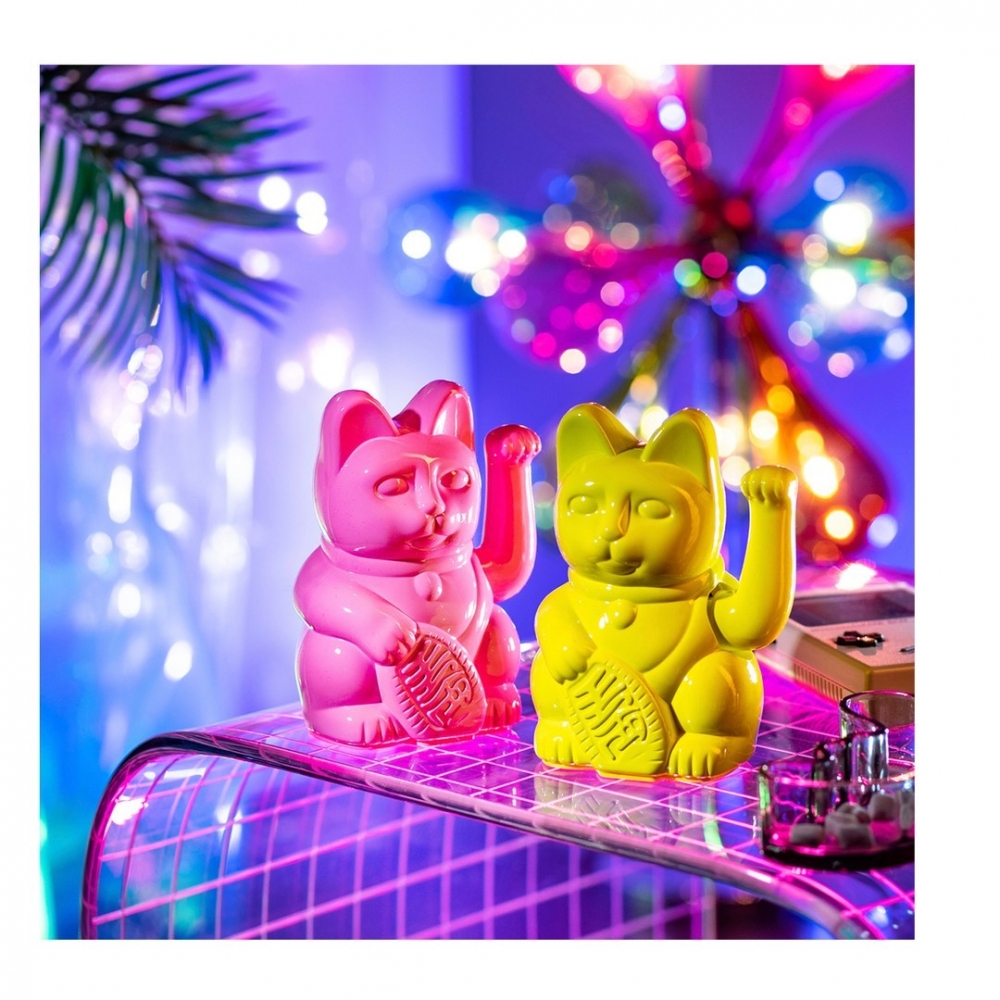 德國品牌DONKEY推出各種不同顏色嘅招財貓,吸引唔少人購買!