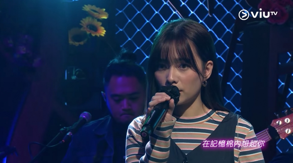 Ash有上過《囝囝女女730》獻唱MC嘅《記憶棉》,獲讚有天籟之聲嘅佢好大機會繼續做歌手。