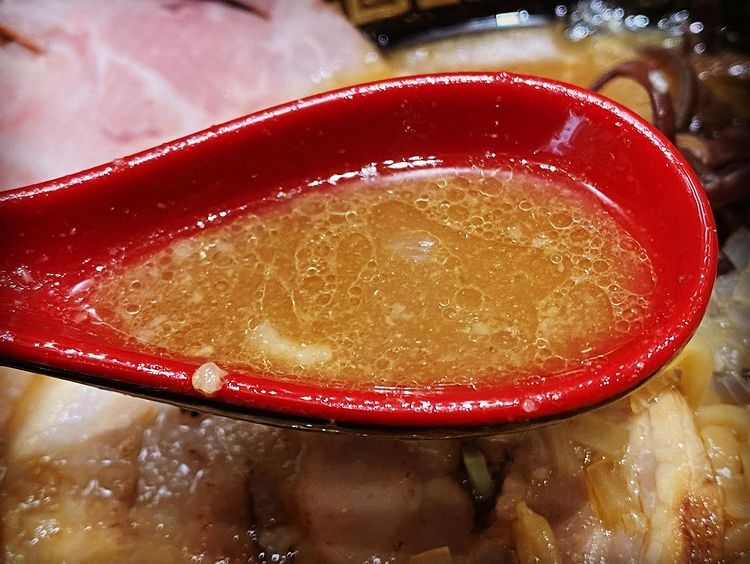 湯頭每一口都富有濃滑脂香和隱隱的甘香魚鮮。