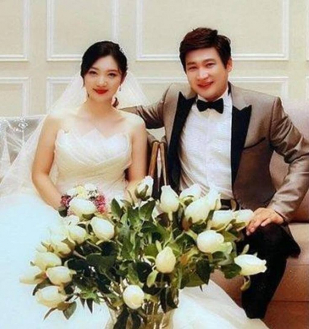 娜薇與東振結婚照