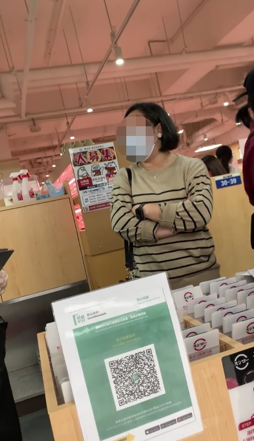 「嘥時間啦!講埋啲廢話!你叫咩名!」之後女士就大聲讀出店員名字似暗示會投訴該名店員