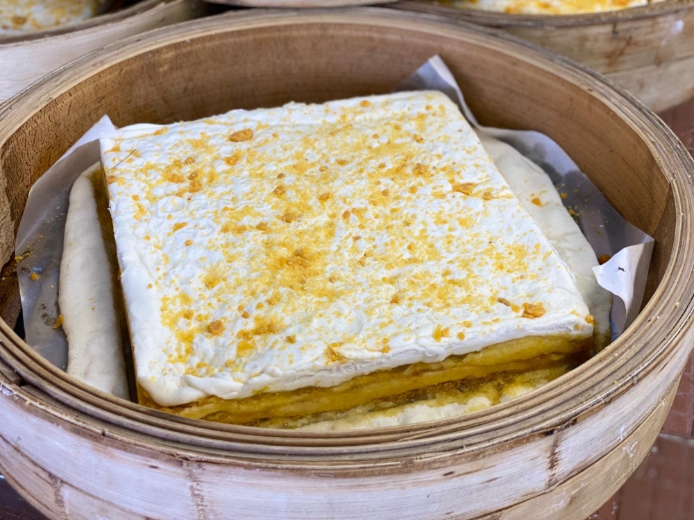 製作工序複雜,將肥豬肉和鹹蛋黃預先用糖醃好,加以一層層手工鋪押。