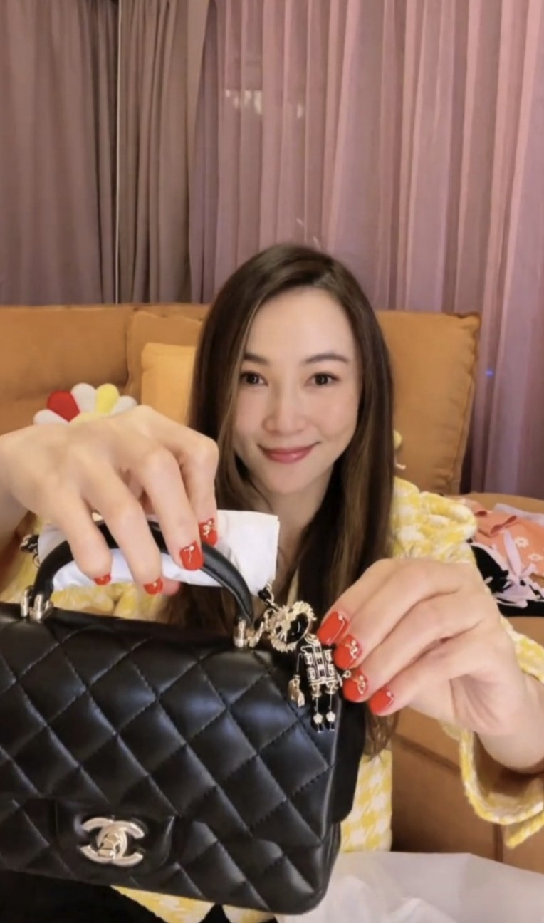 其中佢購買嘅Chanel 22P限定版黑色Mini Classic Flap 配獅子吊飾售價大約係$42,000!