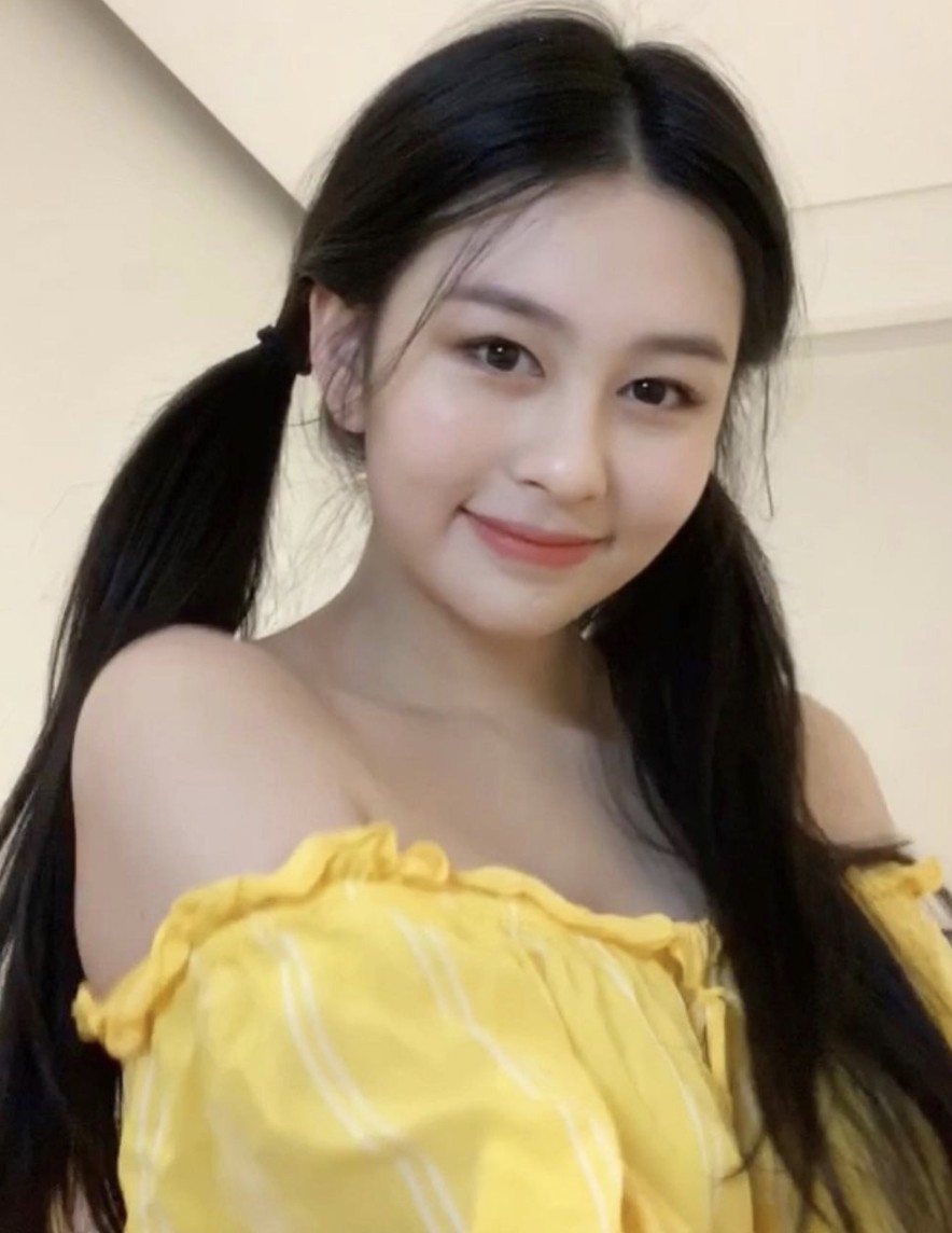 沈月最近就曝光咗妹妹沈日嘅近照!