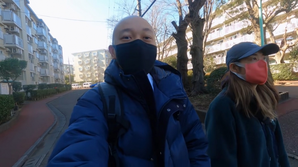 大J表示最近佢同太太出去睇屋,想租一兩年